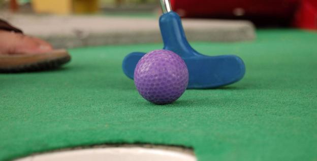 minigolf ball and club